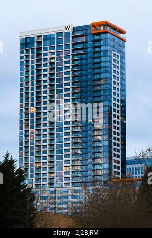 Bellevue, WA, USA - 29. März 2022; W Hotel Wolkenkratzer in der Innenstadt von Bellevue Washington im Abendlicht Stockfoto