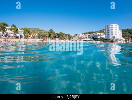 Saint Elm, Mallorca - September 2021 : Wasser im Vordergrund mit türkis klarem Wasser des Mittelmeers auf dem Ferienort Sant Elm, Mallorc Stockfoto