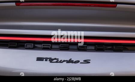 Slowenien, Ljubljana - März 15 2022: Porsche Logo Nahaufnahme eines 911 Turbo S Autos Stockfoto