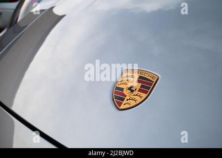 Slowenien, Ljubljana - März 15 2022: Porsche Logo Nahaufnahme eines 911 Turbo S Autos Stockfoto