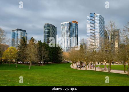 Bellevue, WA, USA - 29. März 2022; Frühlingsabend im Downtown Park in Bellevue Washington mit Wolkenkratzern-Hotels Stockfoto