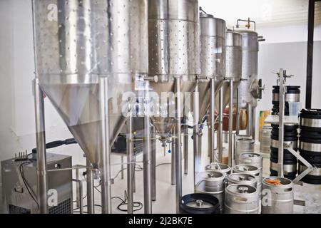 Das beste Lager brauen. Schuss von Stahltanks in einer Brauerei. Stockfoto