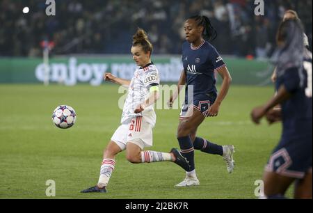 Lina Magull von Bayern München, Marie-Antoinette Katoto von PSG während der UEFA Women's Champions League, Viertelfinale, 2.-Bein-Fußballspiel zwischen Paris Saint-Germain und Bayern München am 30. März 2022 im Parc des Princes-Stadion in Paris, Frankreich - Foto: Jean Catuffe/DPPI/LiveMedia Stockfoto