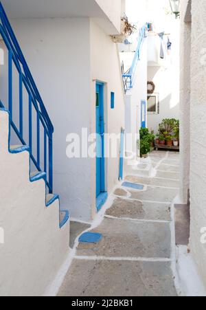 Typische schmale Gasse in der Altstadt von Chora, iOS, Griechenland Stockfoto