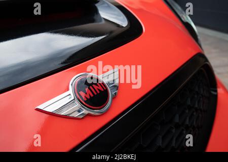 Slowenien, Ljubljana - 15 2022. März: Mini Cooper-Logo auf einem roten Auto Stockfoto