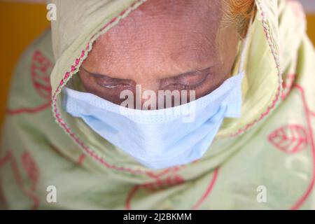 Porträt einer alten inderin, die eine chirurgische Maske trägt Stockfoto
