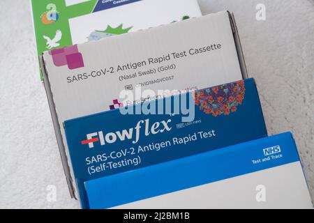 Slough, berkshire, Großbritannien. 31.. März 2022. Ab morgen, dem 1. April 2022, gehen die universellen Tests für Covid-19 in England zu Ende, was bedeutet, dass nur bestimmte Gruppen von Menschen, wie z. B. NHS-Mitarbeiter, die sich um Patienten kümmern, in der Lage sein werden, kostenlose Lateral-Flow-Tests zu erhalten. Jeder, der einen Covid-19-Test durchführen möchte, muss ab morgen Seitwärtsströmungs-Testkits kaufen. Dies ist abhängig von der Zahl der neuen positiven Covid-19-Fälle, die schnell anstiegen. Quelle: Maureen McLean/Alamy Live News Stockfoto