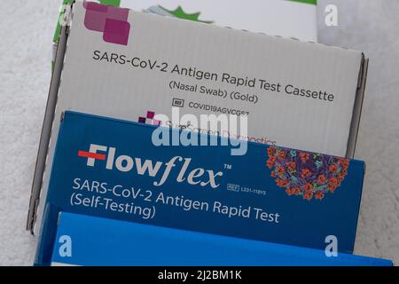 Slough, berkshire, Großbritannien. 31.. März 2022. Ab morgen, dem 1. April 2022, gehen die universellen Tests für Covid-19 in England zu Ende, was bedeutet, dass nur bestimmte Gruppen von Menschen, wie z. B. NHS-Mitarbeiter, die sich um Patienten kümmern, in der Lage sein werden, kostenlose Lateral-Flow-Tests zu erhalten. Jeder, der einen Covid-19-Test durchführen möchte, muss ab morgen Seitwärtsströmungs-Testkits kaufen. Dies ist abhängig von der Zahl der neuen positiven Covid-19-Fälle, die schnell anstiegen. Quelle: Maureen McLean/Alamy Live News Stockfoto