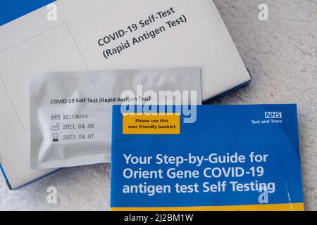 Slough, berkshire, Großbritannien. 31.. März 2022. Ab morgen, dem 1. April 2022, gehen die universellen Tests für Covid-19 in England zu Ende, was bedeutet, dass nur bestimmte Gruppen von Menschen, wie z. B. NHS-Mitarbeiter, die sich um Patienten kümmern, in der Lage sein werden, kostenlose Lateral-Flow-Tests zu erhalten. Jeder, der einen Covid-19-Test durchführen möchte, muss ab morgen Seitwärtsströmungs-Testkits kaufen. Dies ist abhängig von der Zahl der neuen positiven Covid-19-Fälle, die schnell anstiegen. Quelle: Maureen McLean/Alamy Live News Stockfoto