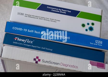 Slough, berkshire, Großbritannien. 31.. März 2022. Ab morgen, dem 1. April 2022, gehen die universellen Tests für Covid-19 in England zu Ende, was bedeutet, dass nur bestimmte Gruppen von Menschen, wie z. B. NHS-Mitarbeiter, die sich um Patienten kümmern, in der Lage sein werden, kostenlose Lateral-Flow-Tests zu erhalten. Jeder, der einen Covid-19-Test durchführen möchte, muss ab morgen Seitwärtsströmungs-Testkits kaufen. Dies ist abhängig von der Zahl der neuen positiven Covid-19-Fälle, die schnell anstiegen. Quelle: Maureen McLean/Alamy Live News Stockfoto