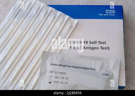 Slough, berkshire, Großbritannien. 31.. März 2022. Ab morgen, dem 1. April 2022, gehen die universellen Tests für Covid-19 in England zu Ende, was bedeutet, dass nur bestimmte Gruppen von Menschen, wie z. B. NHS-Mitarbeiter, die sich um Patienten kümmern, in der Lage sein werden, kostenlose Lateral-Flow-Tests zu erhalten. Jeder, der einen Covid-19-Test durchführen möchte, muss ab morgen Seitwärtsströmungs-Testkits kaufen. Dies ist abhängig von der Zahl der neuen positiven Covid-19-Fälle, die schnell anstiegen. Quelle: Maureen McLean/Alamy Live News Stockfoto