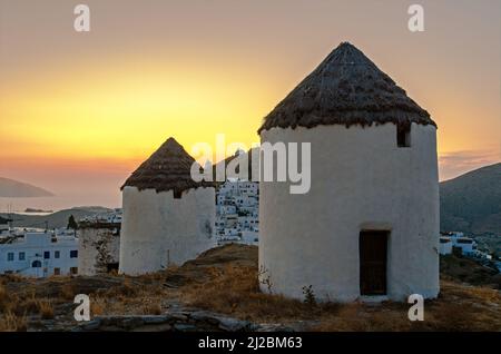 Chora Windmühlen bei Sonnenuntergang auf der griechischen Insel iOS im September Stockfoto