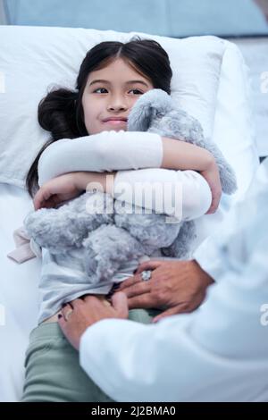 Nur hier für eine kleine Überprüfung. Aufnahme eines kleinen Mädchens, das in der Klinik eine Untersuchung erhält. Stockfoto