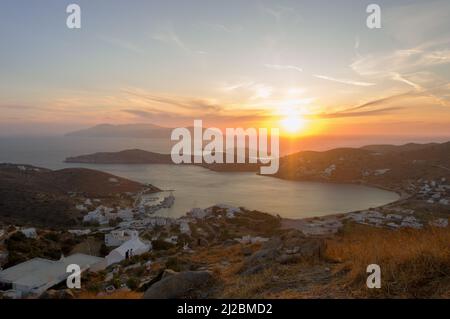 Blick über die Hafenbucht vom Skarkos Hill, Chora, iOS bei Sonnenuntergang Stockfoto