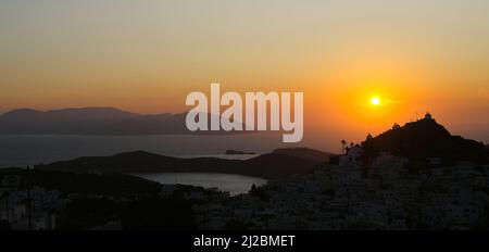 Blick über die Hafenbucht vom Skarkos Hill, Chora, iOS bei Sonnenuntergang Stockfoto