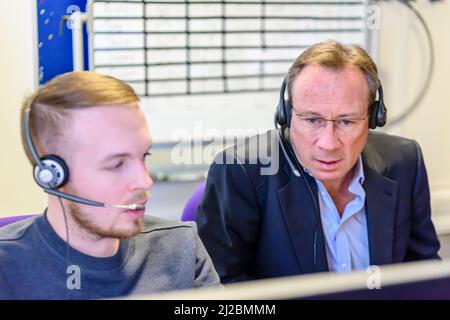 Philip Jansen hört sich einen Support-Anruf im Supportcenter in Belfast an 28/02/2019 Stockfoto