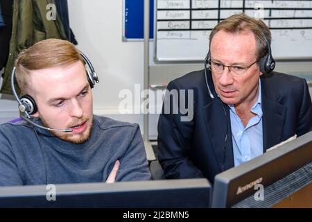 Philip Jansen hört sich einen Support-Anruf im Supportcenter in Belfast an 28/02/2019 Stockfoto