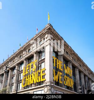 London, Großbritannien - 24.. März 2022: Die Fassade des Kaufhauses Selfridges in der Oxford Street, London. Selfidges startete kürzlich das Projekt Erde, ein Sustain Stockfoto