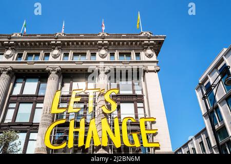 London, Großbritannien - 24.. März 2022: Die Fassade des Kaufhauses Selfridges in der Oxford Street, London. Selfidges startete kürzlich das Projekt Erde, ein Sustain Stockfoto