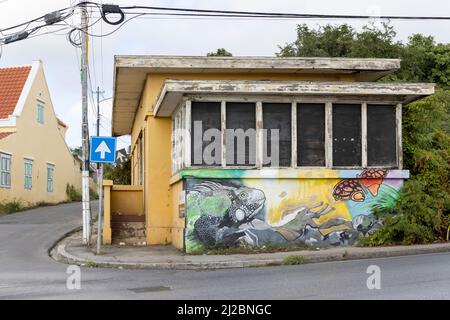 Farbenfrohe Wandmalerei eines Leguans an der Wand eines verlassenen Gebäudes in Willemstad, Curacao Stockfoto