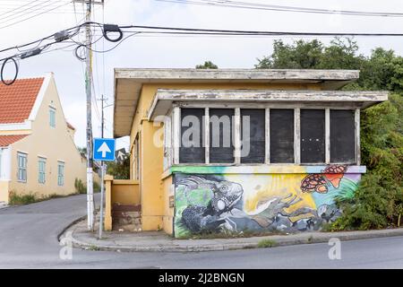 Farbenfrohe Wandmalerei eines Leguans an der Wand eines verlassenen Gebäudes in Willemstad, Curacao Stockfoto