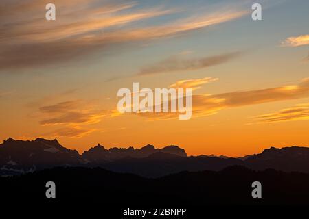 WA21218-00...WASHINGTON - Sommeruntergang über den Monte Cristo Peaks im Mount Baker-Snoqualmie National Forest. Stockfoto