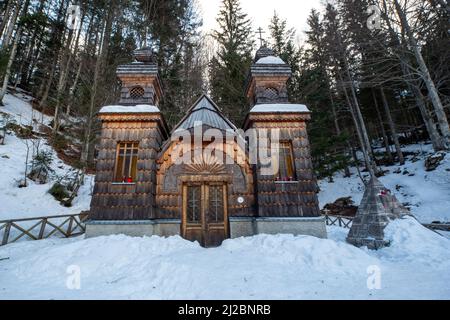 Russische Holzkapelle auf dem Vrsic-Pass in Slowenien bei Kranjska gora Stockfoto