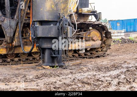 Pfahlfahrer oder Pfahlfahrer stehen auf der Baustelle und warten auf die Markierung des Pfahlfeldes, um die Stapel des Fundaments des Hos zu fahren Stockfoto