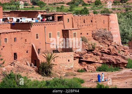 Traditionelles marokkanisches Haus aus Schlamm in einer halbwüstenförmigen Landschaft der Atlas-Berge im südlichen Teil Marokkos Stockfoto