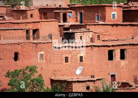 Traditionelles marokkanisches Haus aus Schlamm in einer halbwüstenförmigen Landschaft der Atlas-Berge im südlichen Teil Marokkos Stockfoto