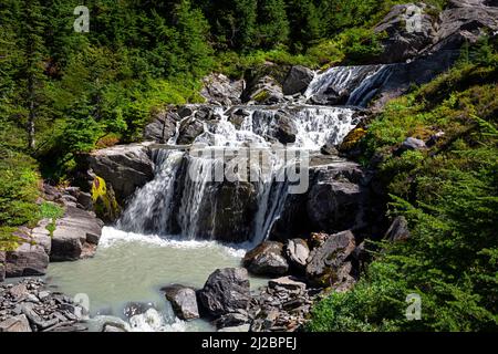 WA21242-00...WASHINGTON - Glacial Creek, der vom White Chuck Glacier in der Wildnis des Glacier Peak absteigt. Stockfoto