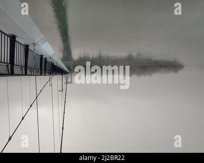 Eine Aufnahme eines nebligen Tages auf dem North Saskatchewan River, Edmonton, Kanada Stockfoto