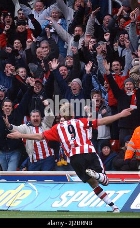 SOUTHAMPTON V LIVERPOOL 14-03-04 JAMES BEATTIE FEIERT SEIN TOR PIC MIKE WALKER, 2004 Stockfoto