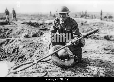 Australischer Soldat des 1. Weltkriegs mit gefangenem Wechselapparat / Wex, deutscher Flammenwerfer des 1. Weltkriegs mit einem donut-förmigen Rucksack-Kraftstoffbehälter Stockfoto