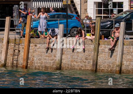 Krabbenfischen am Kai des East Looe River bei Flut an einem heißen Julitag - Looe, Cornwall, Großbritannien. Stockfoto