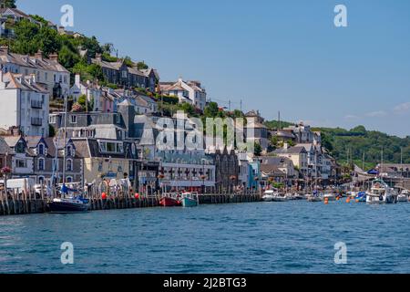 East Looe River und die Hügel Geschäfte und Wohnungen von West Looe - Looe, Cornwall, Großbritannien. Stockfoto