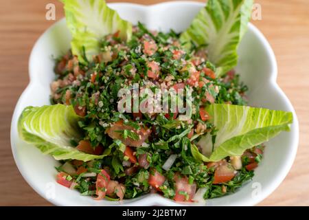 Eine Schüssel mit köstlichem, frischem Tabbouleh-Salat. Stockfoto