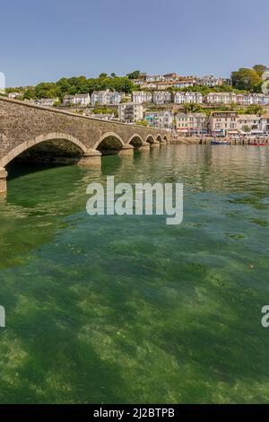 Die denkmalgeschützte Brücke über den East Looe River mit Wohnhäusern und Geschäften in East Looe - Looe, Cornwall, Großbritannien. Stockfoto