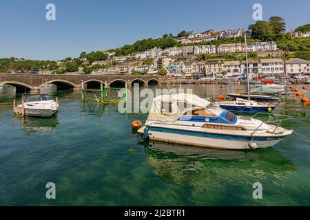 Blick über den East Looe River zu East Looe Wohnungen und Geschäften an einem geschäftigen Tourismustag für Looe auf dem Höhepunkt der Sommersaison - Looe, Cornwall. Stockfoto