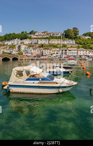 Blick über den East Looe River zu East Looe Wohnungen und Geschäften an einem geschäftigen Tourismustag für Looe auf dem Höhepunkt der Sommersaison - Looe, Cornwall. Stockfoto