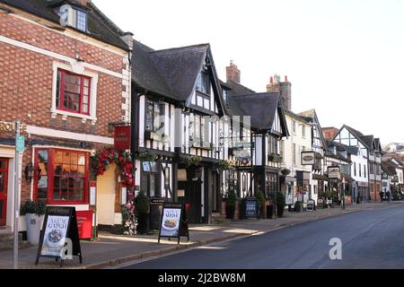 Sheep Street, Fachwerk- und Backsteingebäude sowie Pubs und Restaurants. Stratford-upon-Avon, Warwickshire, Großbritannien Stockfoto