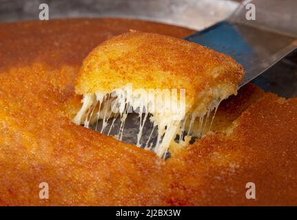 Traditionelles türkisches Dessert Kunefe, Kunafa, Kadayif Stockfoto