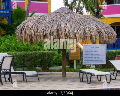 KRALENDIJK BONAIRE - 6. OKTOBER 2013: Tisch am Pool des Divi Divi Resort Stockfoto