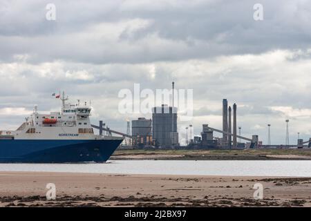 Blick vom North Gare Strand in der Nähe von Seaton Carew mit Redcar Stahlwerken auf der Südseite der Tess Mündung im Hintergrund. England. VEREINIGTES KÖNIGREICH Stockfoto