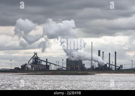 Blick vom North Gare Strand in der Nähe von Seaton Carew mit Redcar Stahlwerken auf der Südseite der Tess Mündung im Hintergrund. England. VEREINIGTES KÖNIGREICH Stockfoto