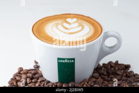 Dubai, vereinigte arabische emirate - märz 03,2022 :Lavazza Kaffee zusammen mit Kaffeebohnen Stockfoto