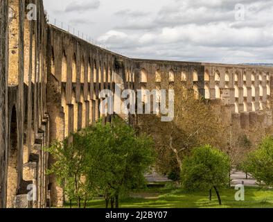 Elvas, Portugal - 26. März 2022: Blick auf das historische Wahrzeichen des Aquädukts Amoreira in Elvas Stockfoto