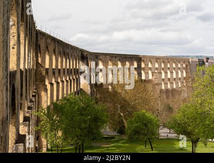 Elvas, Portugal - 26. März 2022: Blick auf das historische Wahrzeichen des Aquädukts Amoreira in Elvas Stockfoto