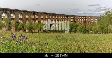 Elvas, Portugal - 26. März 2022: Blick auf das historische Wahrzeichen des Aquädukts Amoreira in Elvas Stockfoto