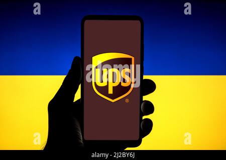 Spanien. 23. März 2022. In dieser Abbildung ist ein UPS-Logo auf einem Smartphone mit einer ukrainischen Flagge im Hintergrund zu sehen. (Foto von Thiago Prudencio/SOPA Images/Sipa USA) Quelle: SIPA USA/Alamy Live News Stockfoto